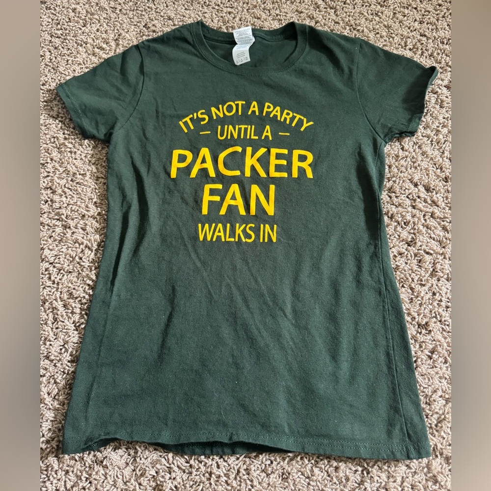 NWOT Women’s Green Bay Packers T-Shirt Party Fan - small